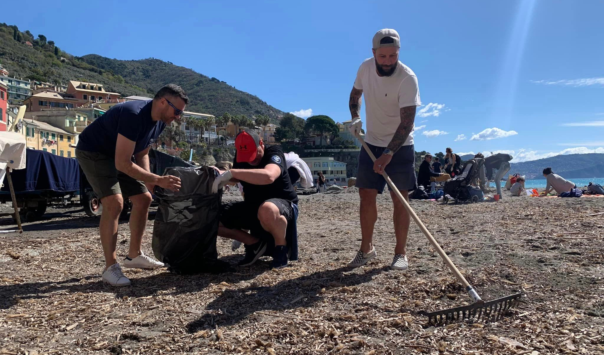 Bogliasco, in 200 a pulire la spiaggia: trovati 600 oggetti in 20 minuti