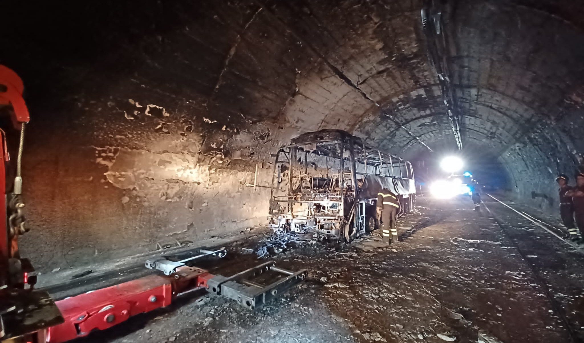 Incendio A12, tutte le foto del maxi rogo in galleria 