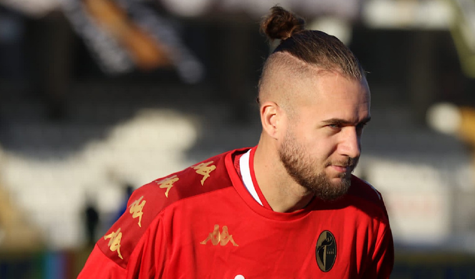 Un calciatore in maglia rossa