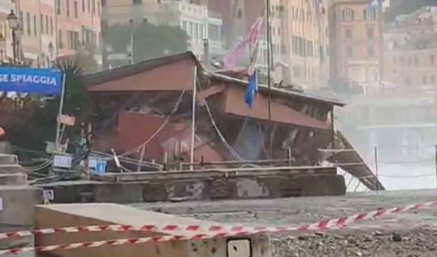 Mareggiata a Camogli, le onde travolgono e distruggono un ristorante: il video