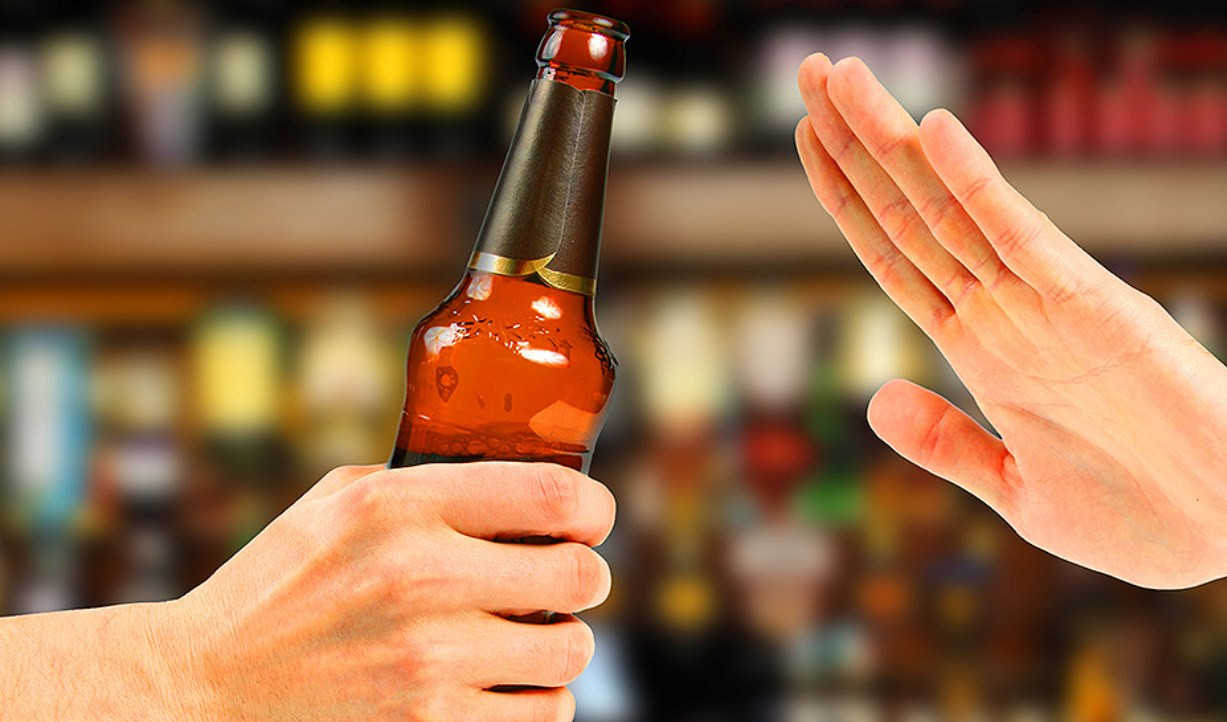 scaffali supermercati con alcol 