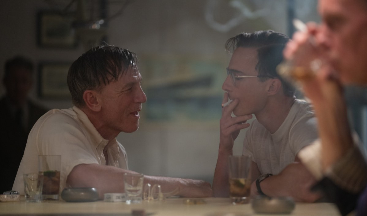 Daniel Craig e Drew Starkey in 'Queer' Due uomini si parlano, uno sta fumando