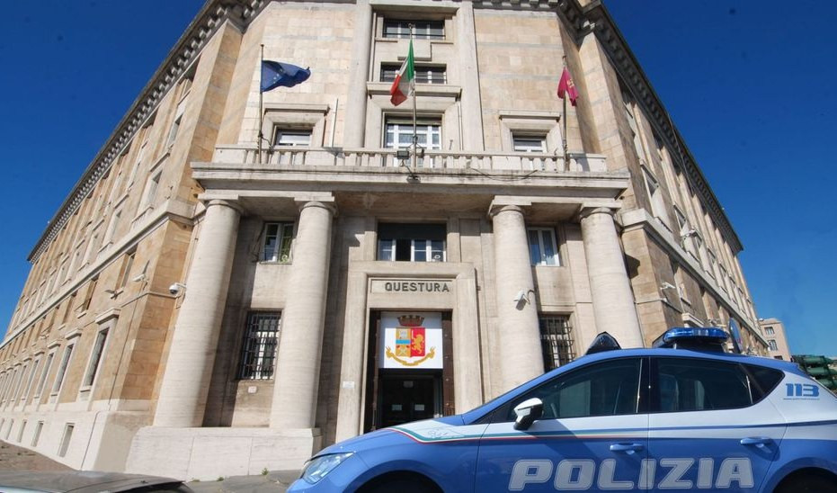Genova, tenta di entrare in questura e aggredisce agente: arrestato