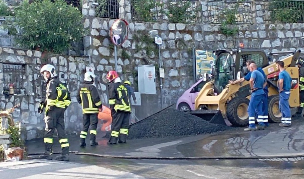Rapallo, fuga di gas dalla strada: emergenza terminata