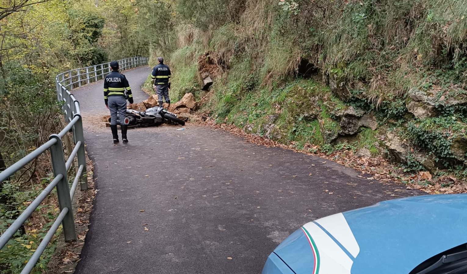 Autopsia su Davide Rastelli e frana sotto accusa per la morte del 19enne in moto