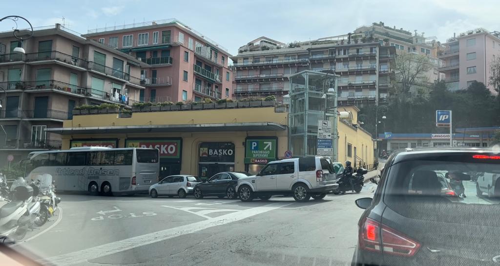 Rapallo, incidente in centro e in autostrada: traffico in tilt