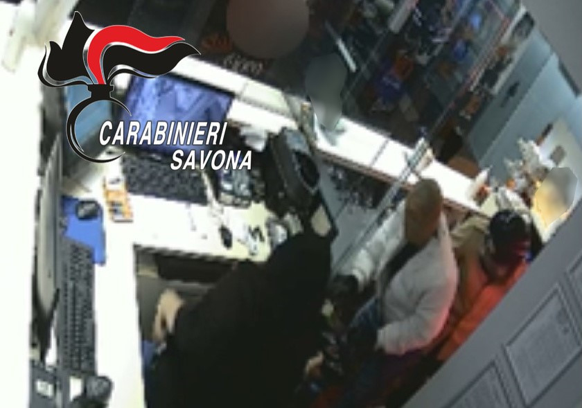 I due imprenditori-rapinatori durante il colpo