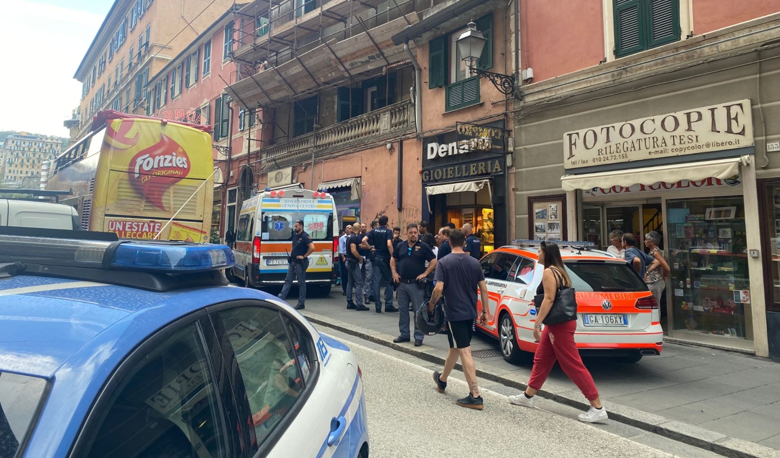 Genova, tentano rapina armati di pistola in gioielleria: un ferito