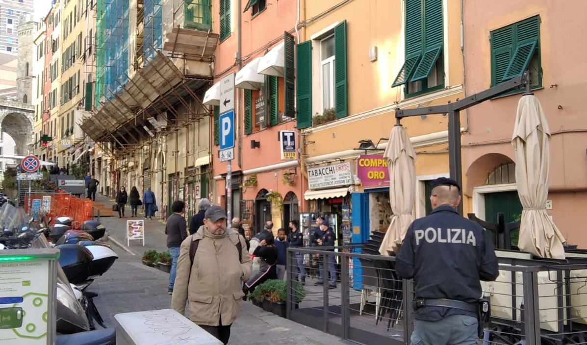 Tentata rapina a Genova, tabaccaio reagisce al rapinatore e viene ferito alla testa