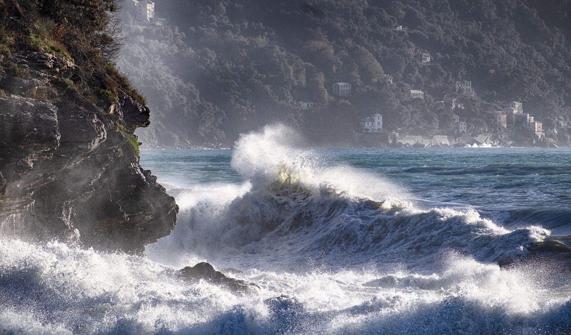 Le onde fanno di nuovo paura: è ancora mareggiata in Liguria