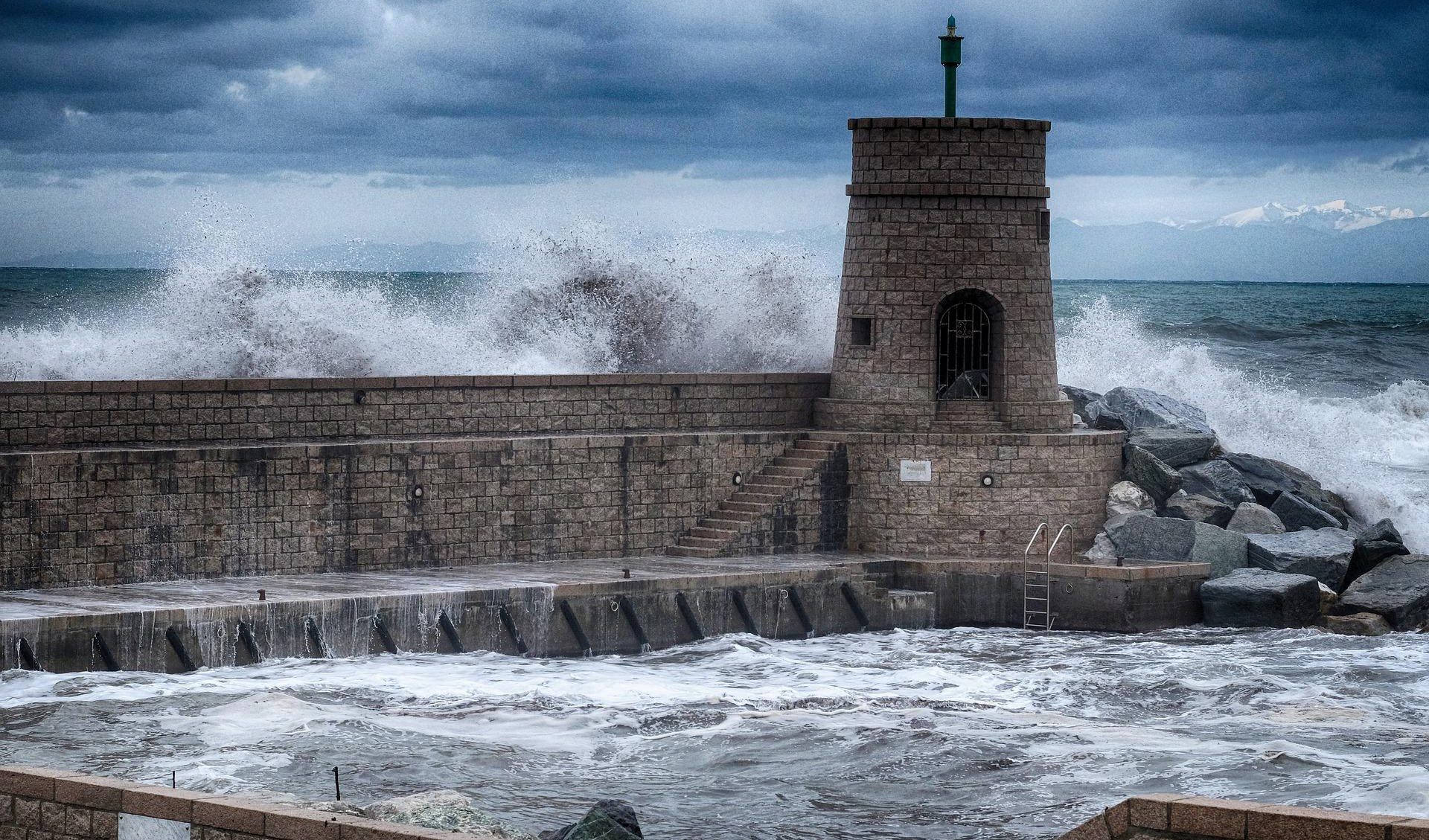 Meteo, weekend di maltempo con piogge, vento e possibili mareggiate