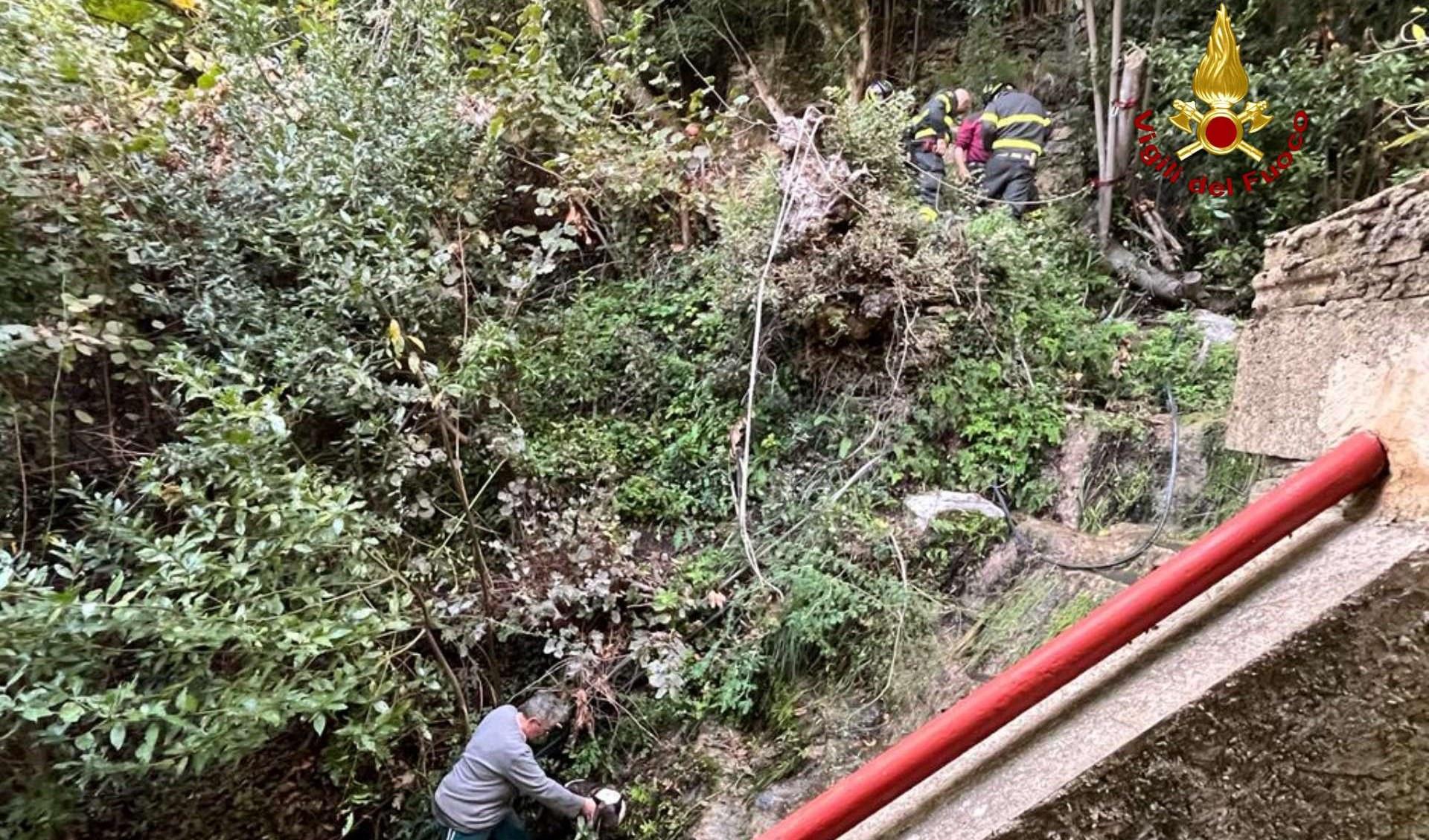 Davagna, cane e padrona recuperati in un canale di scolo