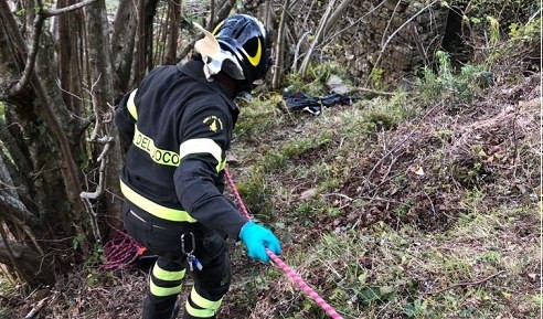 La Spezia, dopo l'incidente precipita nella scarpata: recuperato 