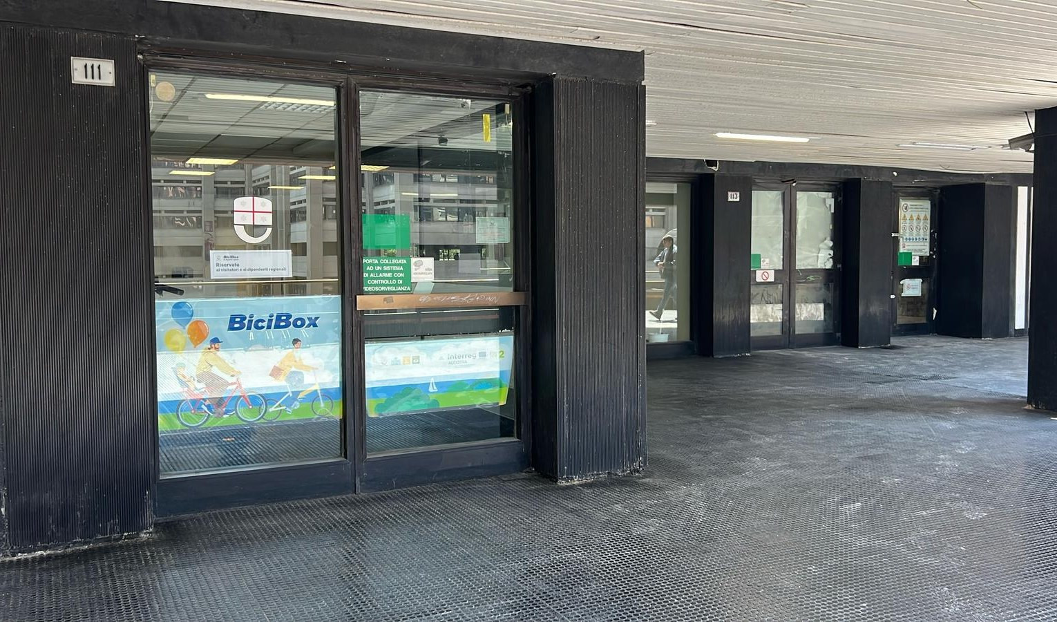 Una porta a vetri di un palazzo 