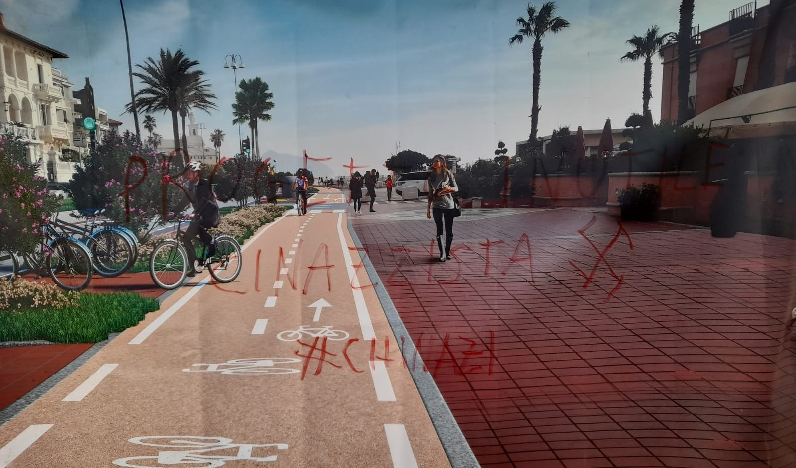Genova, in Corso Italia svastica e scritte contro la pista ciclabile: 