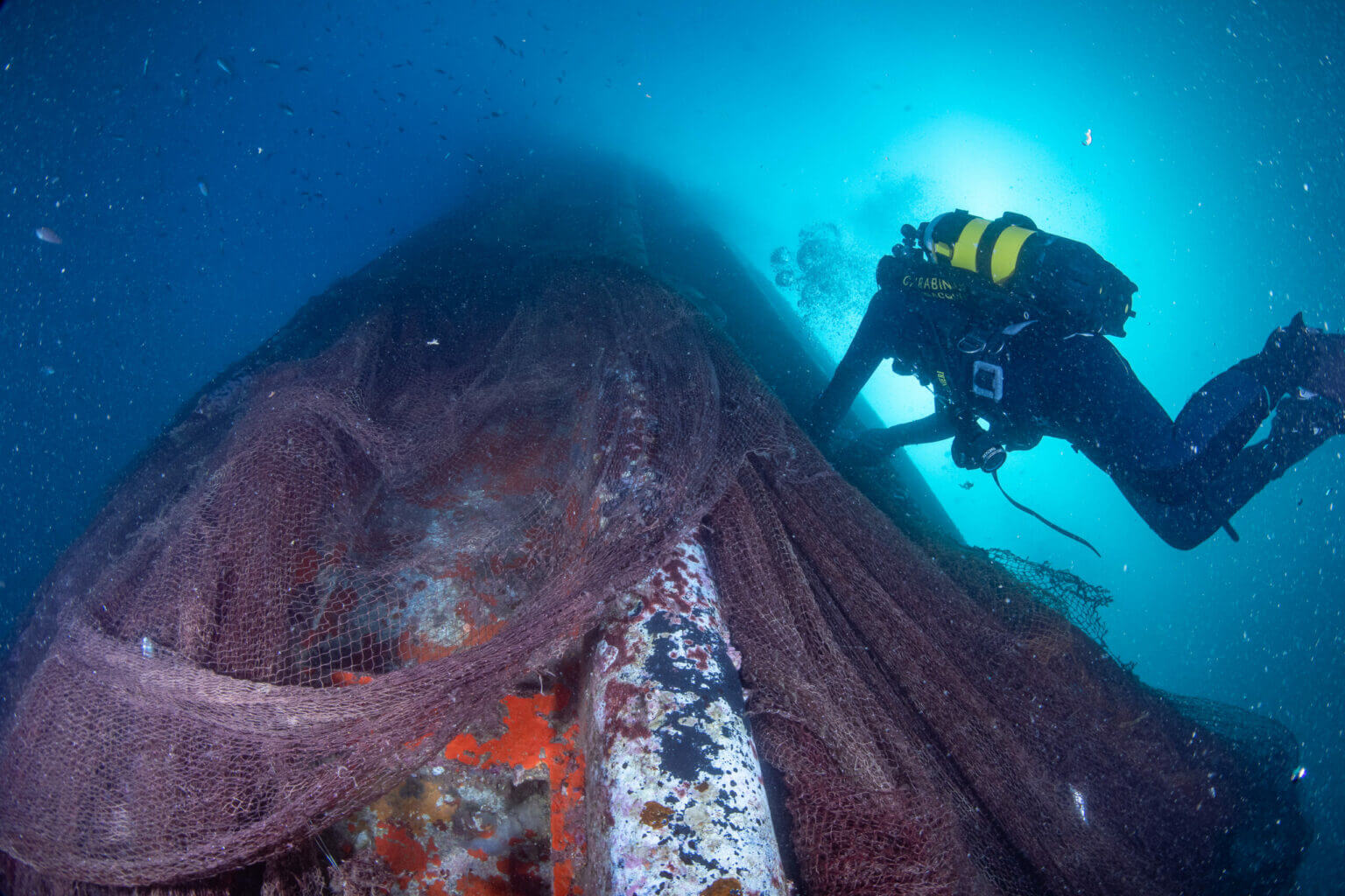 Recuperata maxi rete fantasma a 45 metri di profondità da Wwf e carabinieri