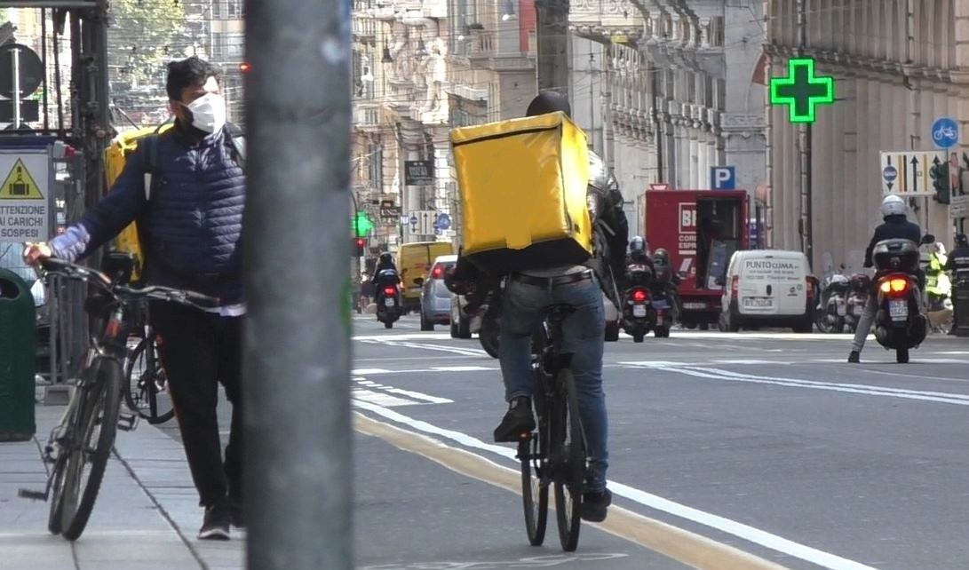 Caporalato digitale e food delivery, cosa c'è dietro alla cessione di account tra riders