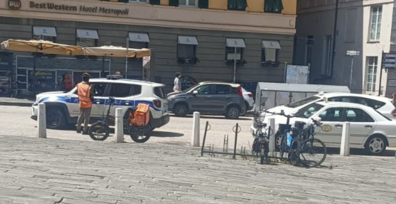 Il rider guidava un ciclomotore, non una bici: multa e sequestro per il lavoratore