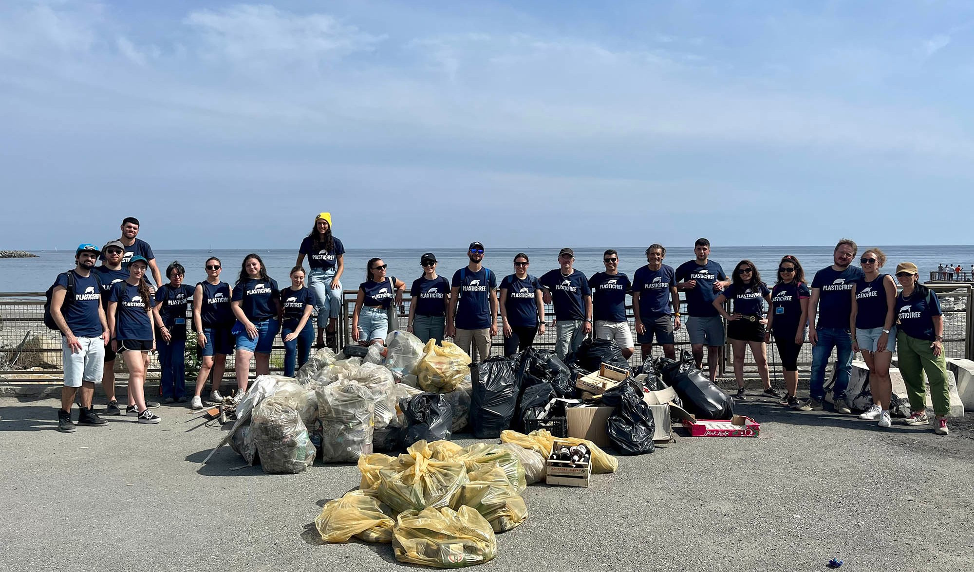 Oltre 800 kg di rifiuti raccolti nella spiaggia di piazzale Kennedy