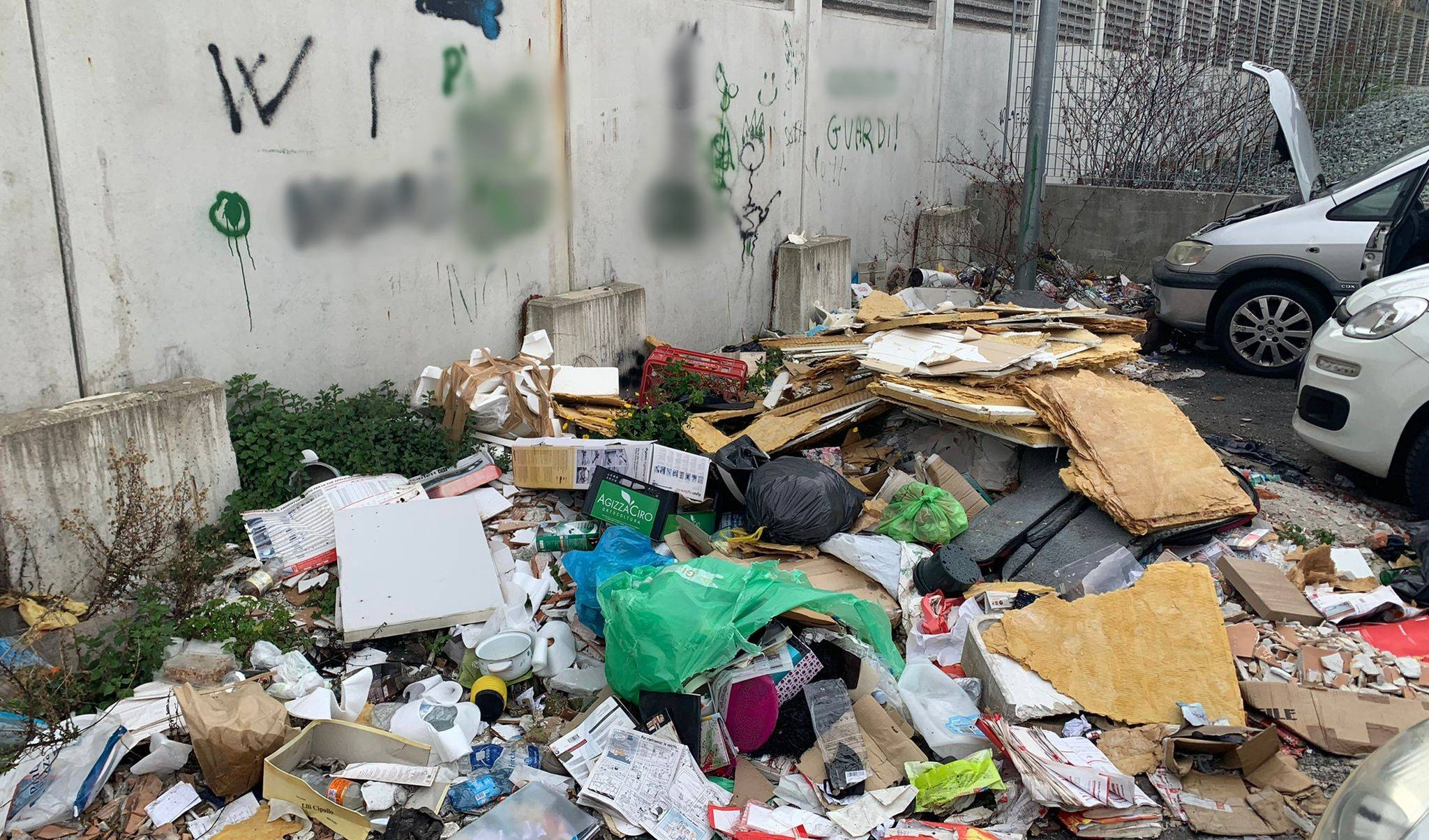 Immagine d'archivio: rifiuti abbandonati a Genova Certosa