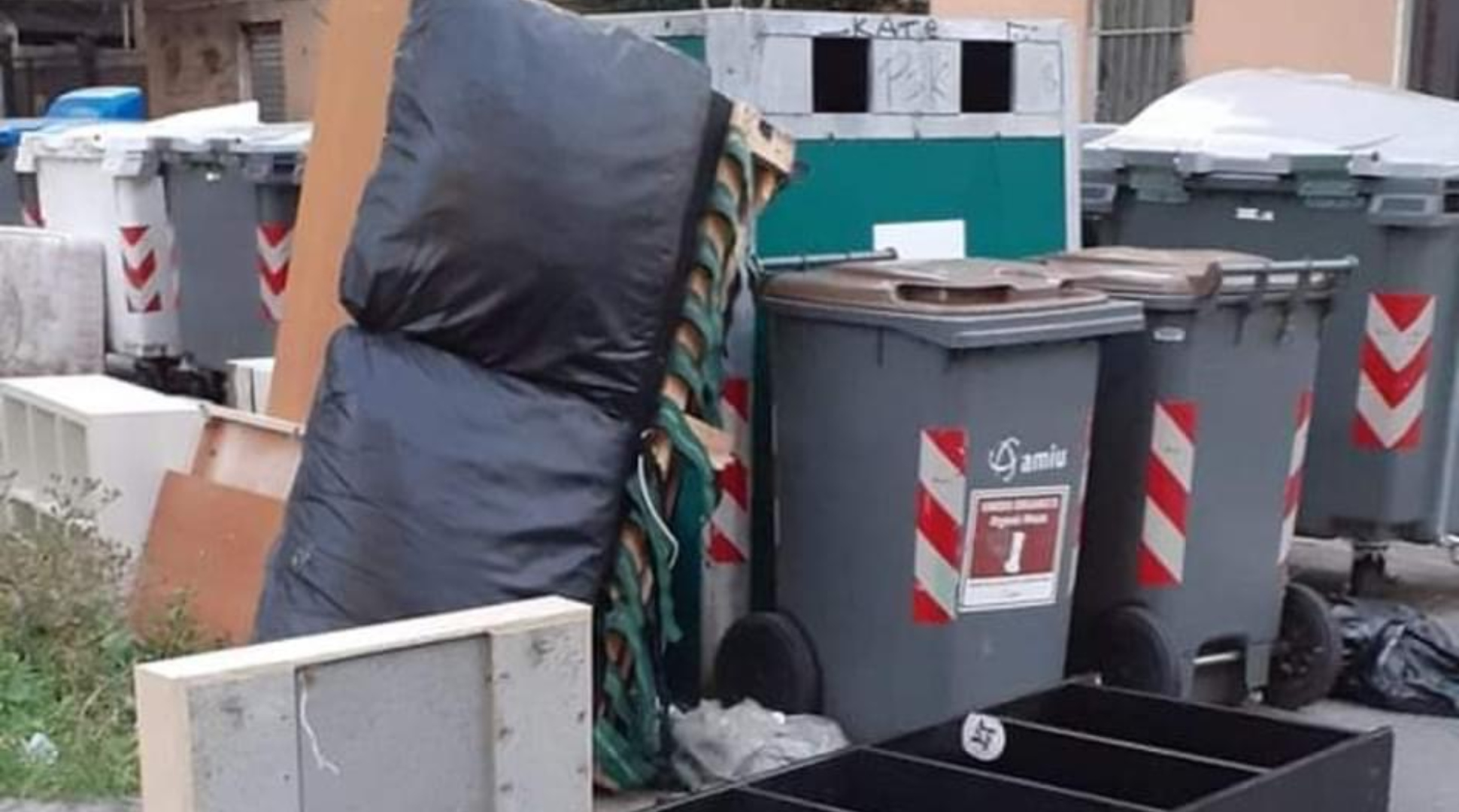 Genova, abbandonavano rifiuti in strada: 'pinzati' dalle telecamere 