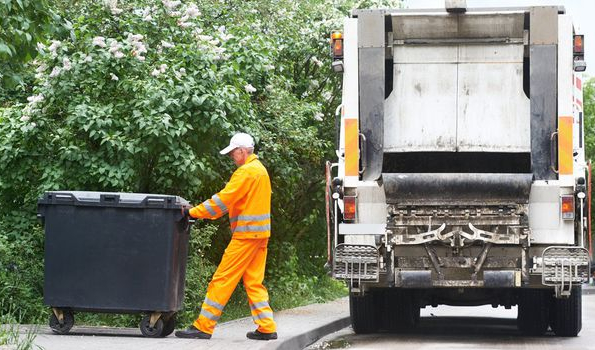 Scende per svuotare i bidoni della spazzatura ma rimane schiacciato dal camioncino: ferito gravemente netturbino