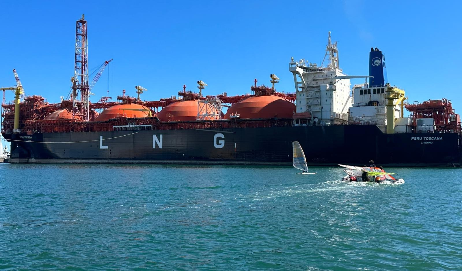 A Genova ecco le immagini del rigassificatore di Livorno, 