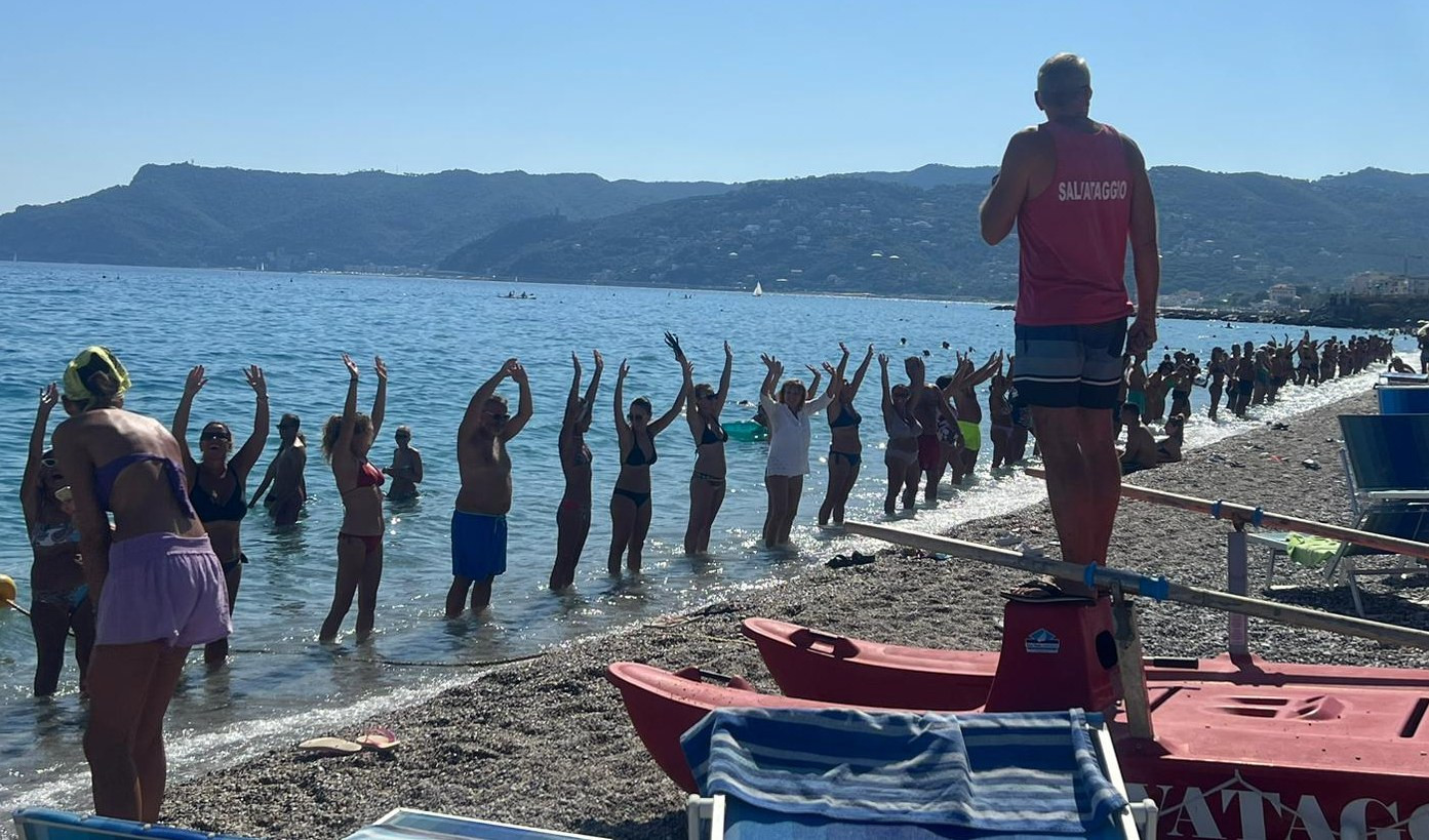 Savona, in migliaia in spiaggia per dire no al rigassificatore