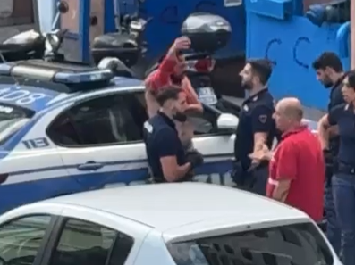 Rissa in via Canevari, spaccata la vetrina di un bar: un arresto