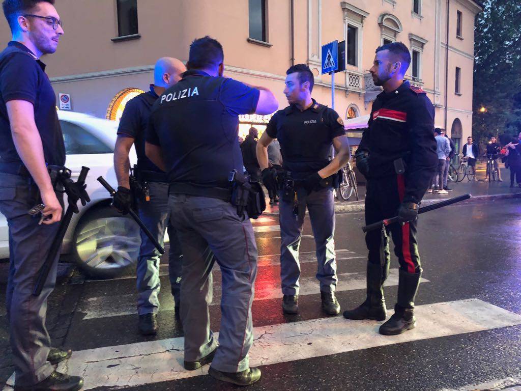 La Spezia, venti persone coinvolte in una rissa davanti a un locale: diversi feriti