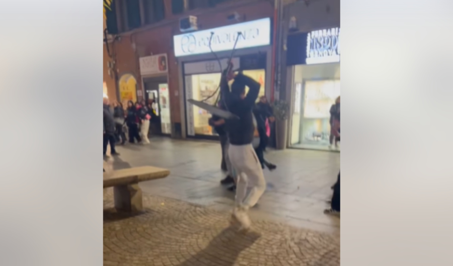 Maxi rissa in via San Vincenzo, 8 giovani stranieri denunciati