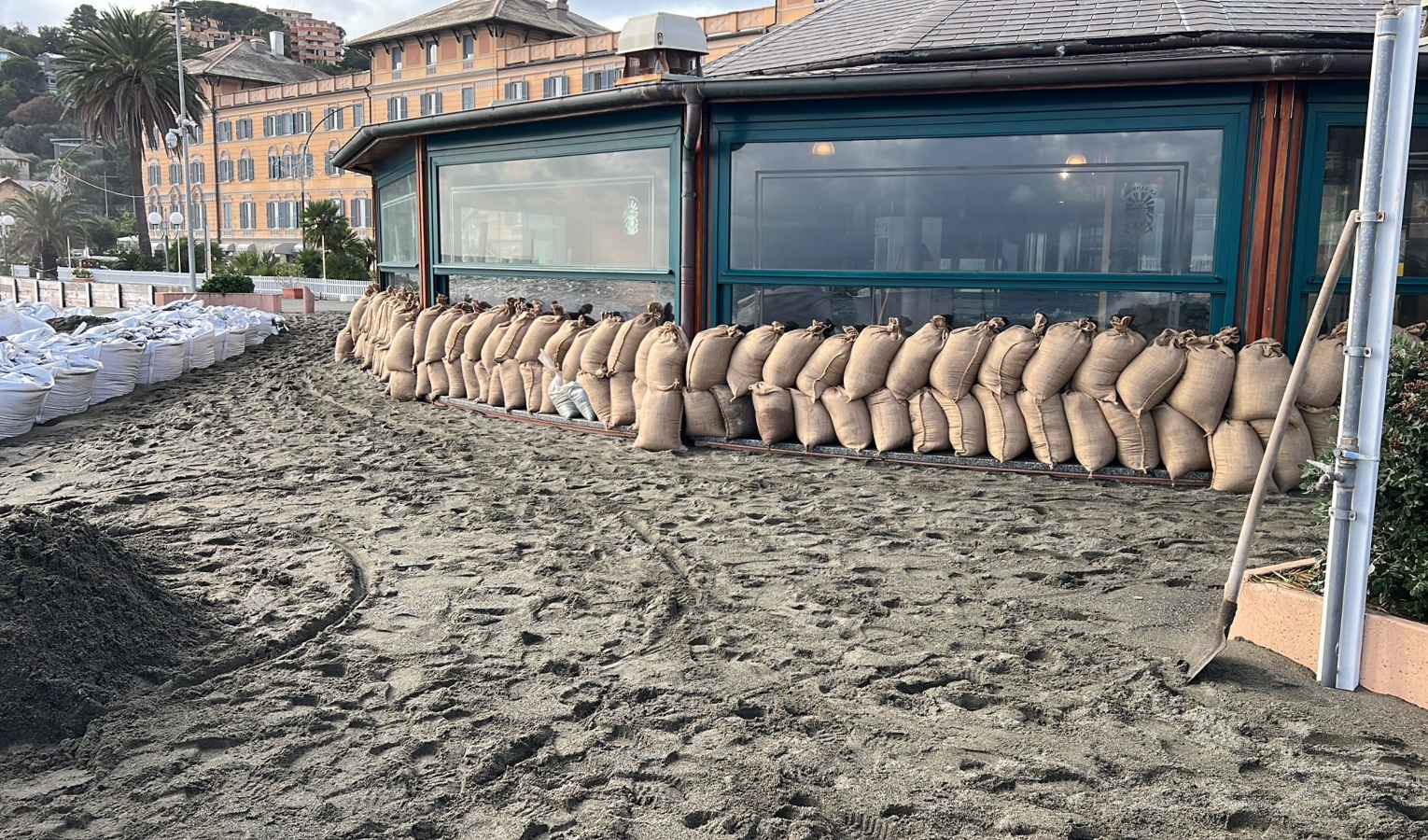 Mareggiata, danni a ristorante sul mare ad Arenzano: 