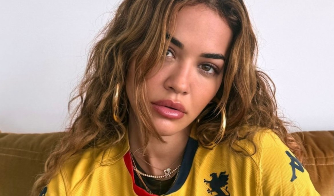 La cantante Rita Ora con la maglia dei 130 anni del Genoa, Blazquez: 