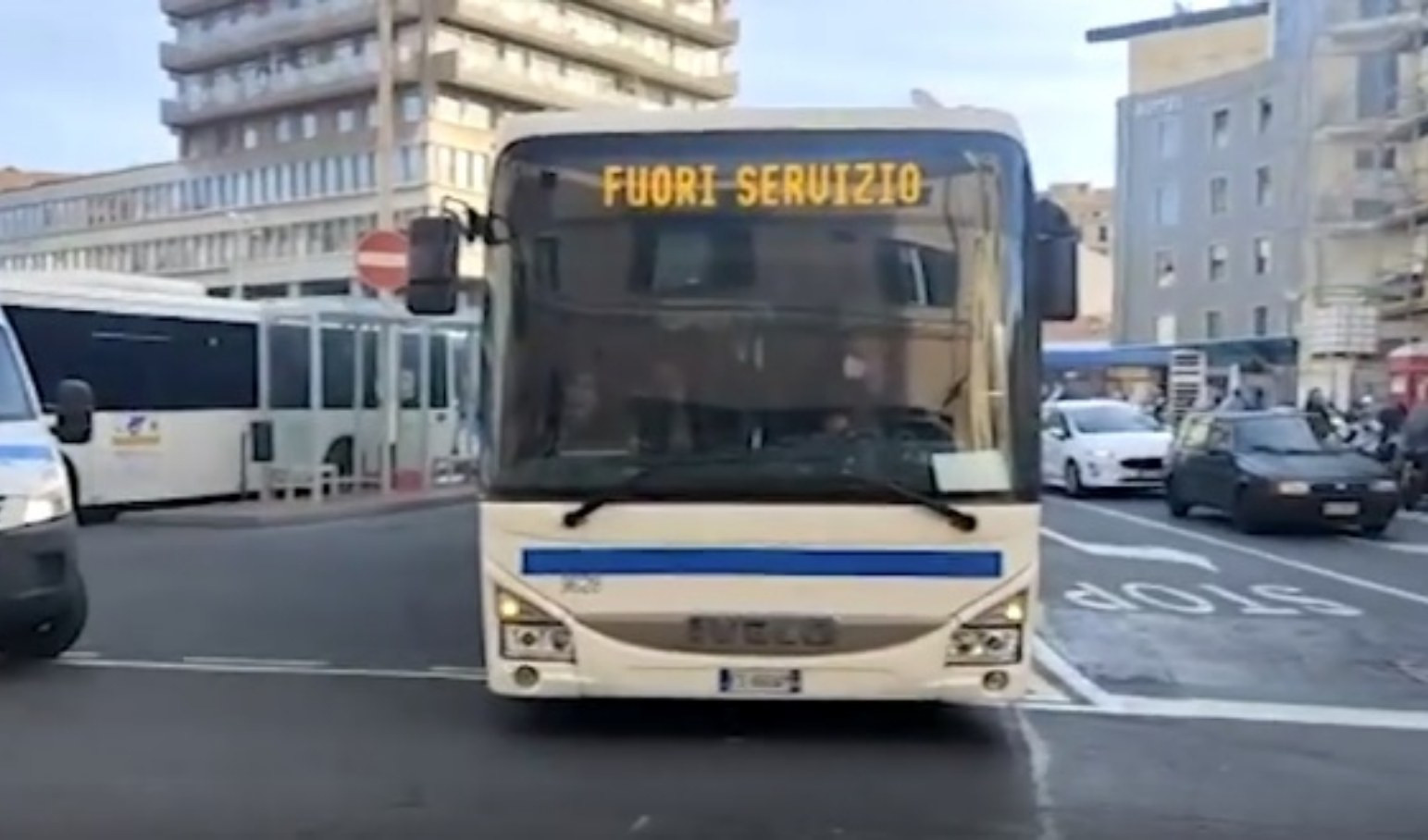 Autobus sporchi, corse saltate e scarsa informazione: una penale da 9.400 euro per Riviera Trasporti