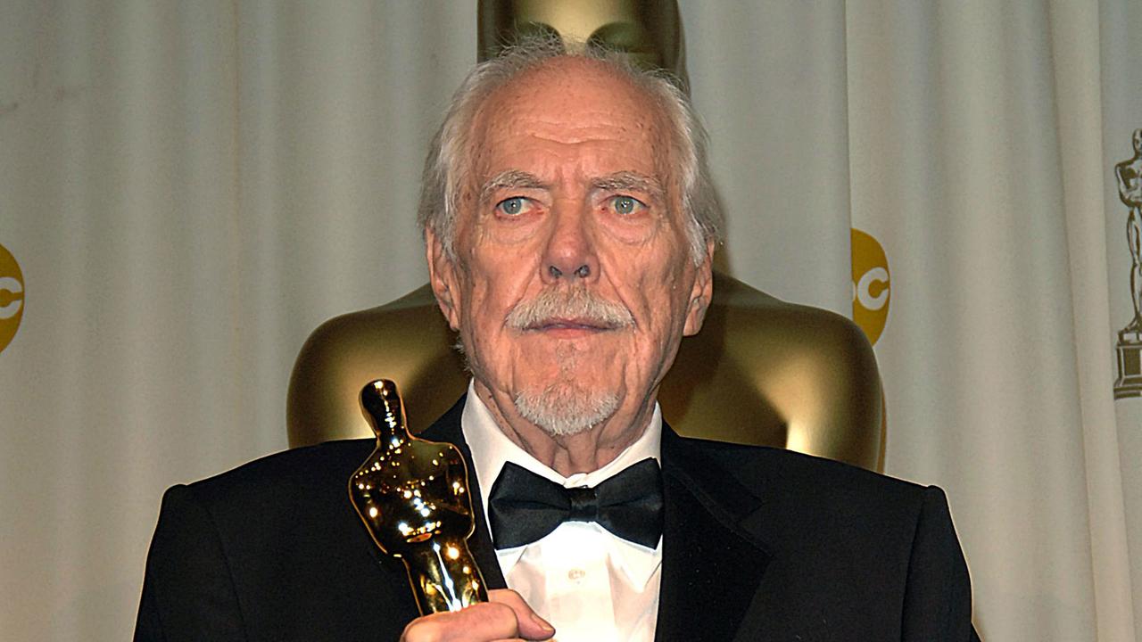Il regista Robert Altman con l'Oscar alla carriera assegnatogli nel 2006