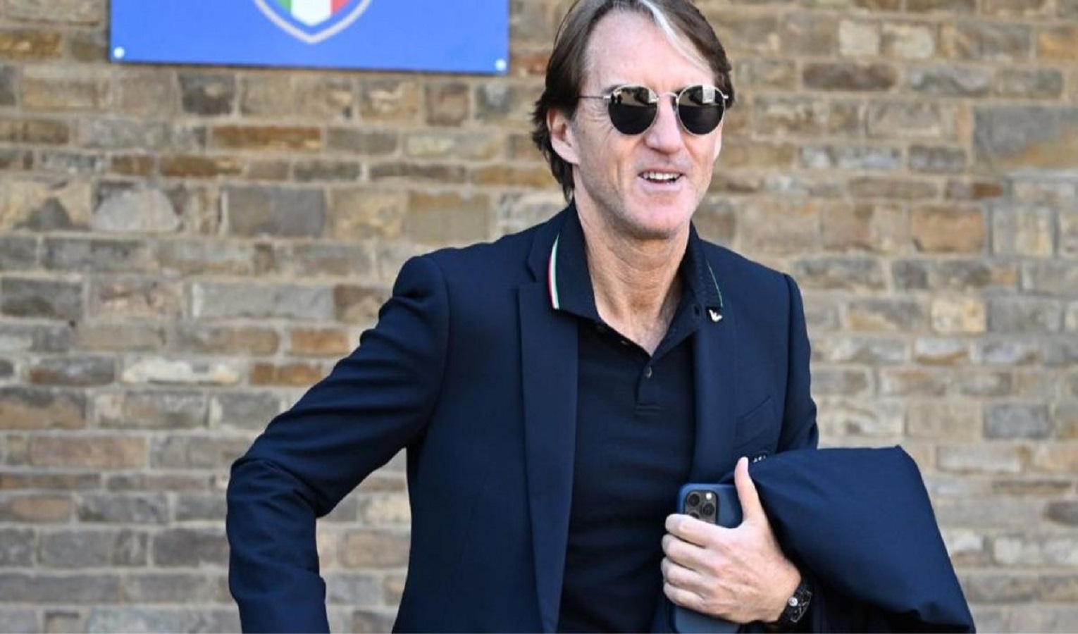Un uomo bello, elegante e sorridente
