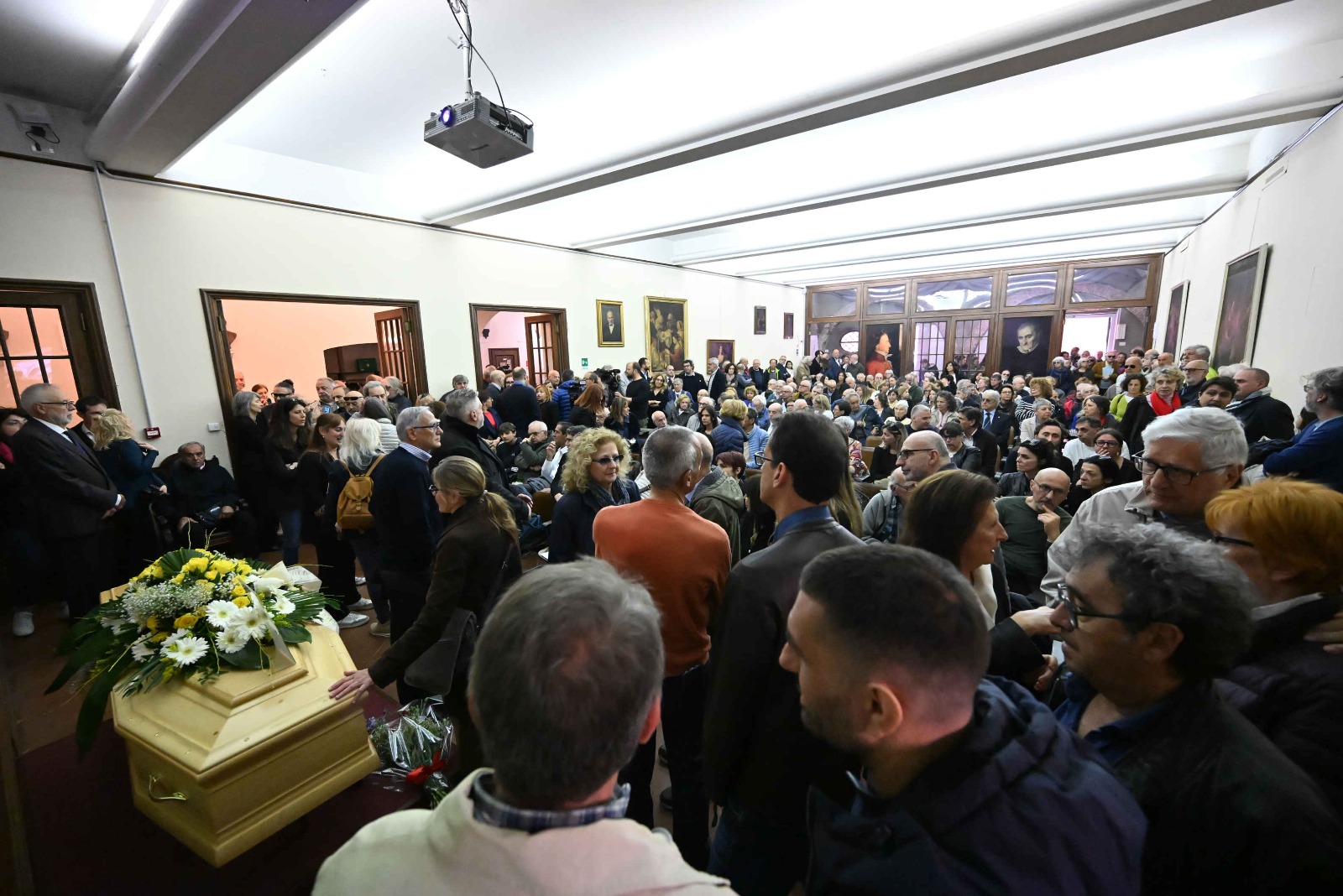 Commozione e ricordi a Chiavari per l'addio a Pettinaroli, il giornalista morto in canoa