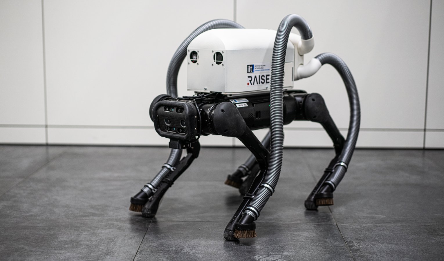 Con l'IA ecco il robot che aspira i mozziconi di sigaretta