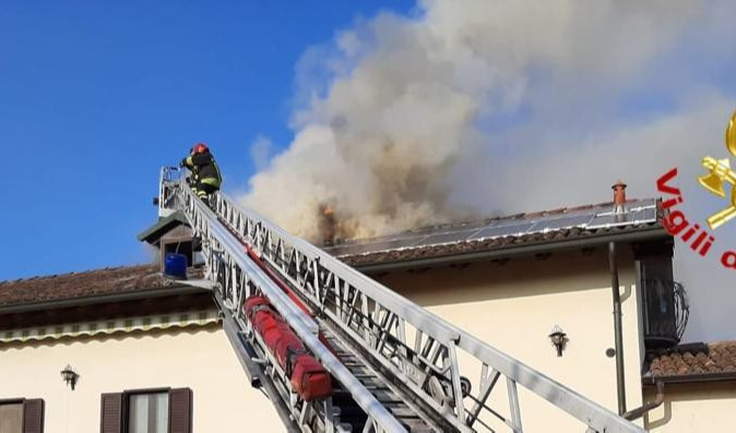  Bogliasco, tetto in fiamme a Sessarego: cinque intossicati