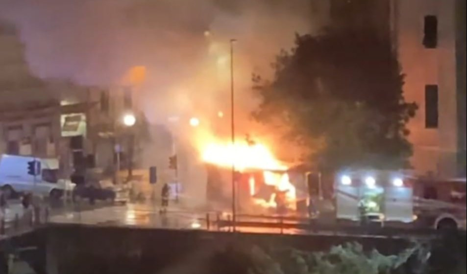 Genova, in fiamme chiosco dei fiori di piazza Romagnosi