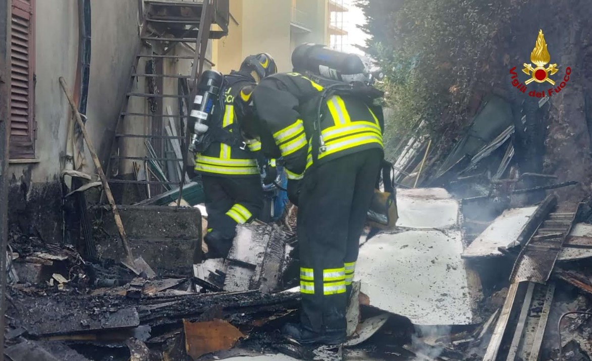 Allarme per un rogo nella zona di Campi sfuggito a un cittadino che voleva fare pulizia bruciando spazzatura