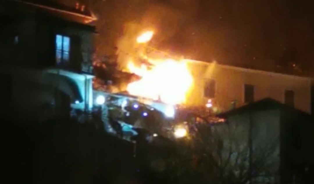 Genova, brucia casa in ristrutturazione vicino all'autostrada: A7 chiusa per un'ora