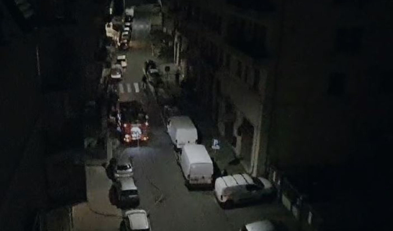 Genova, cucina in fiamme in via Terpi: madre e bambino intossicati