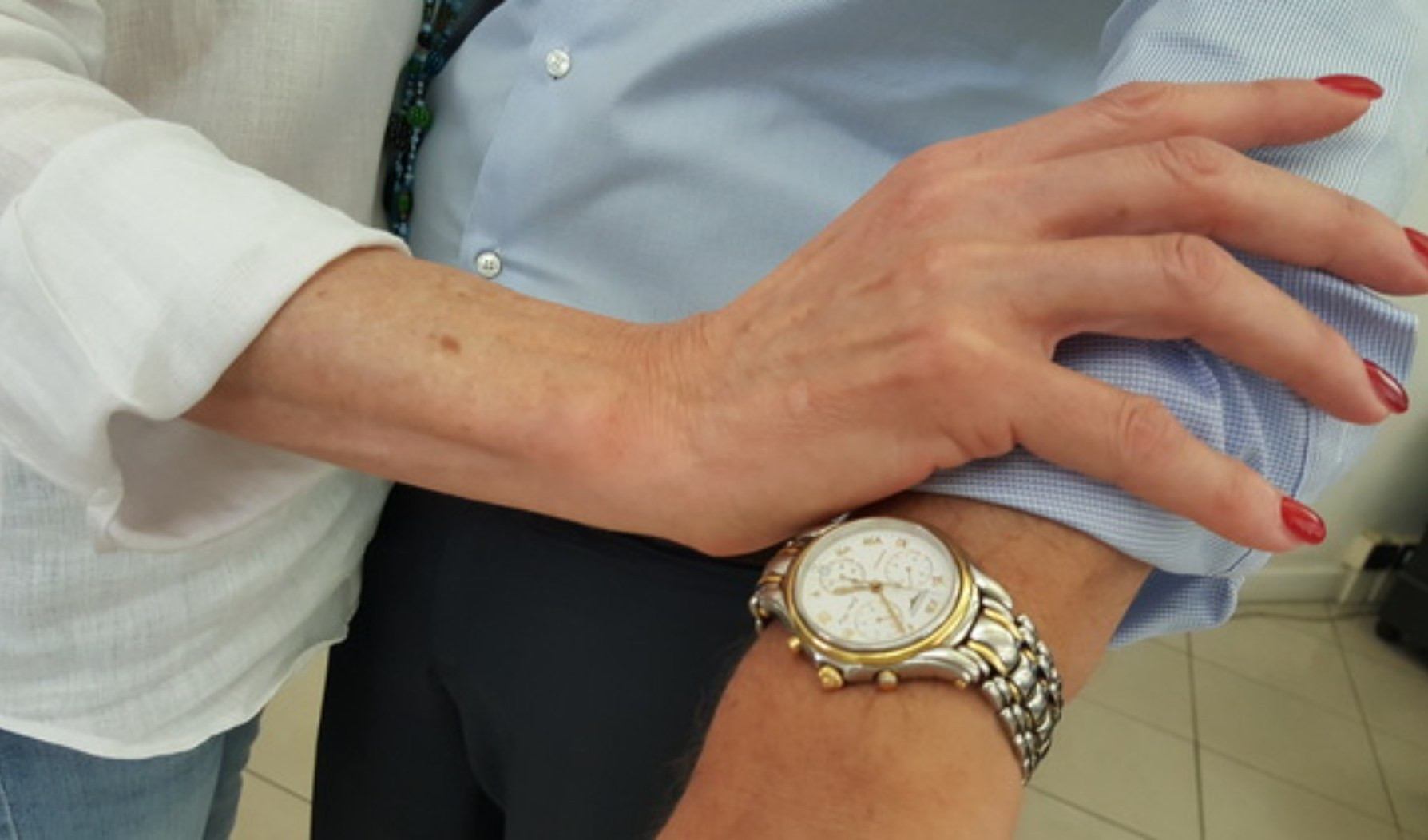 Chiavari, fa avance sessuali poi lo deruba del Rolex: arrestata