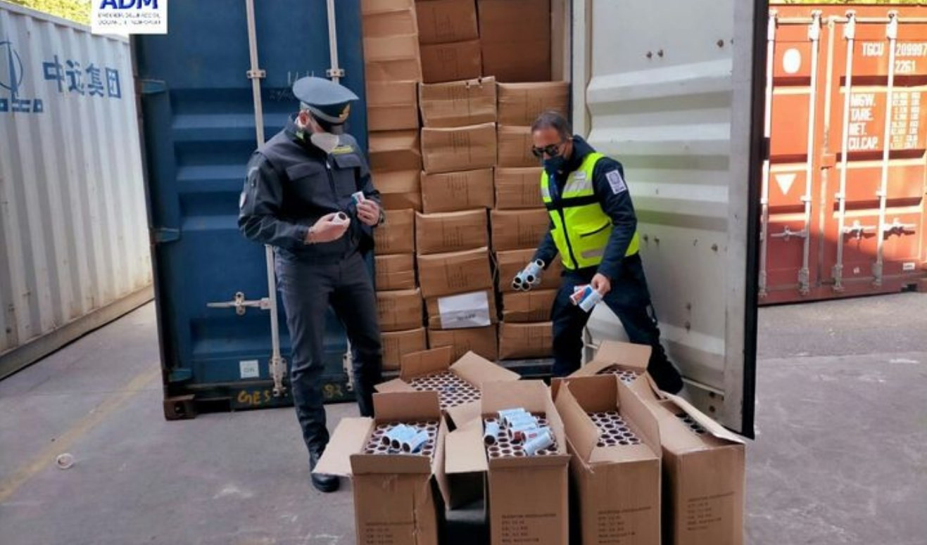 Spacciati per 'made in Italy', in realtà in arrivo dalla Cina: sequestrati 280 mila rulli per spazzole adesive