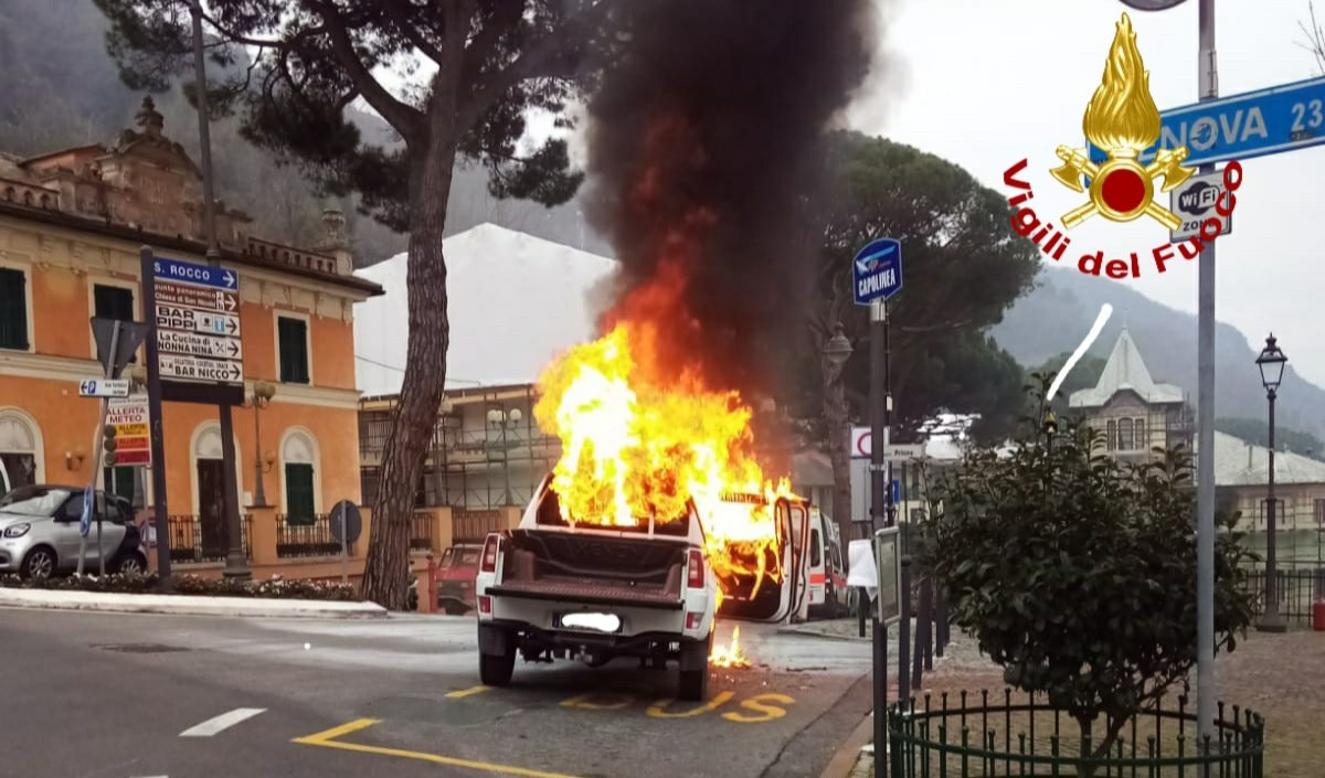 Camogli, autocarro in fiamme sulla Ruta