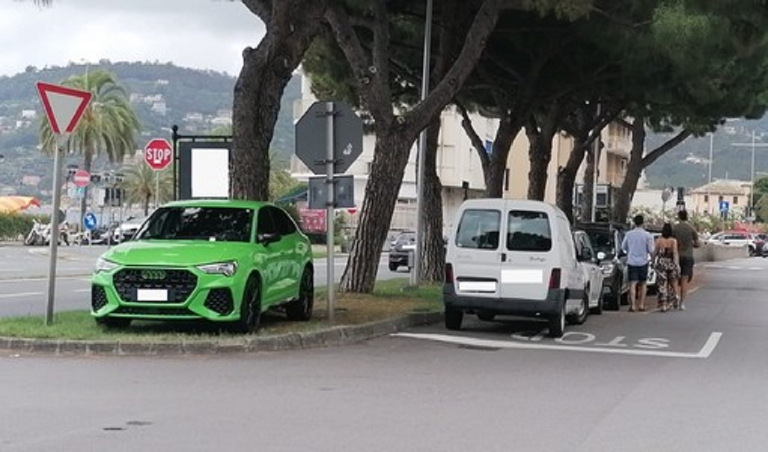 Parcheggio selvaggio, lascia auto su aiuola spartitraffico: multa da 500 euro