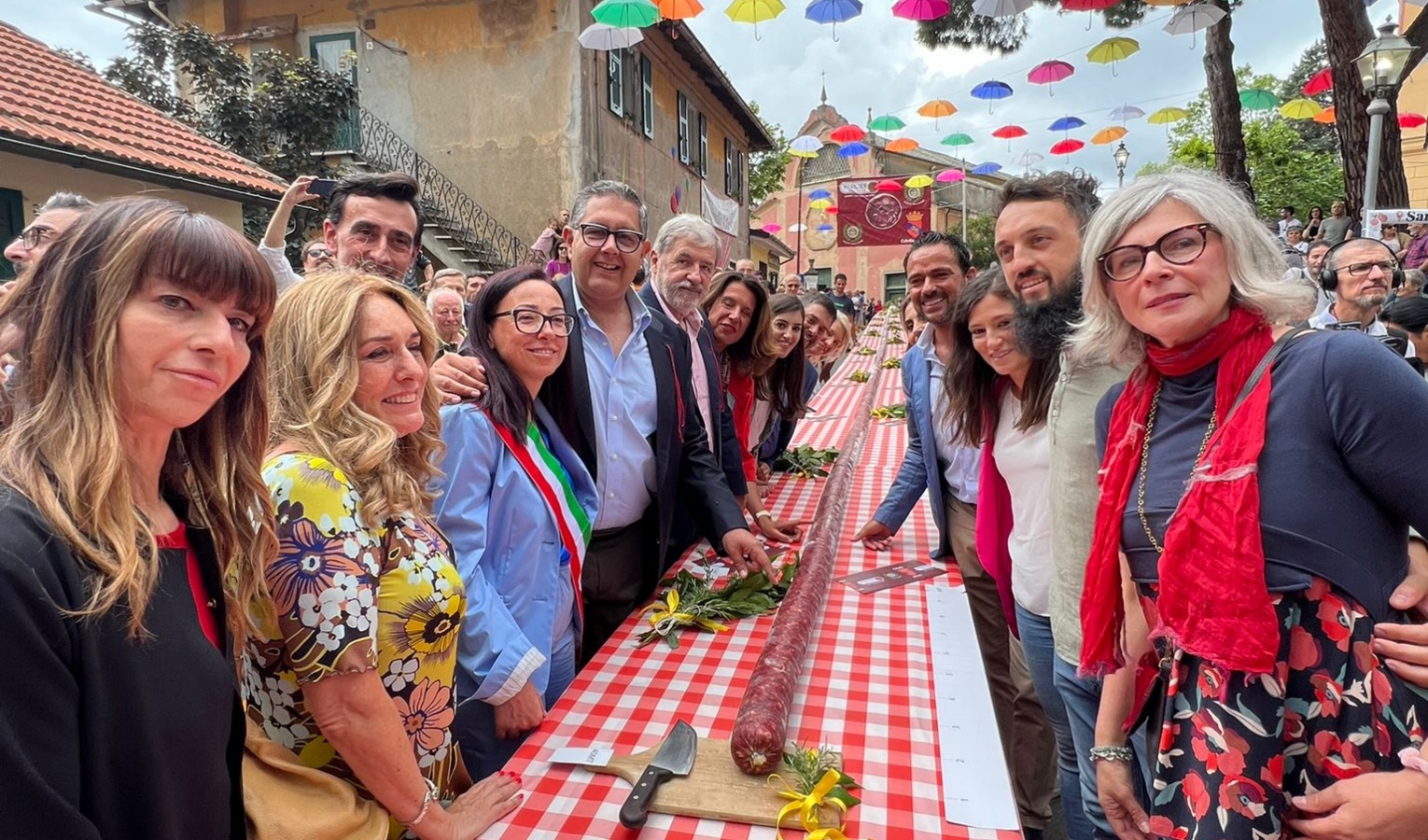 Giovanni Toti ultra protettore del salame più lungo del mondo, consegnato il bastone del mandriano a Sant'Olcese