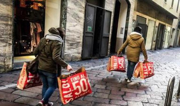 Liguria, saldi invernali al via sotto la pioggia