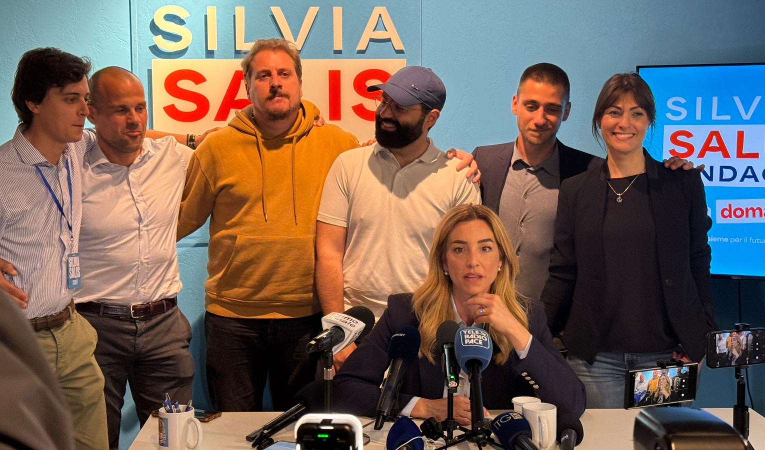La neosindaca Salis nella prima conferenza stampa: 